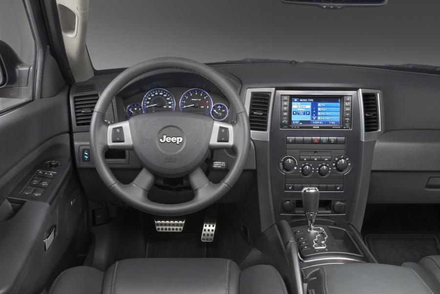  Jeep Grand Cherokee SRT8 2006 года  (фото 6 из 24)